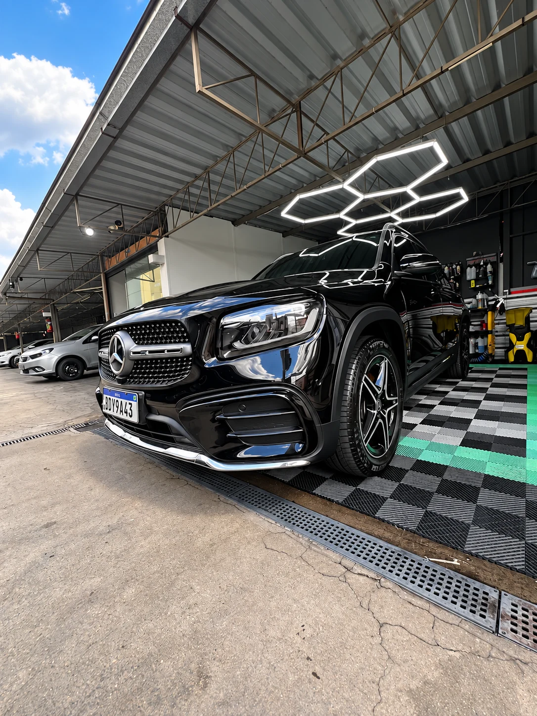 SUV preto em espaço de detalhamento automotivo