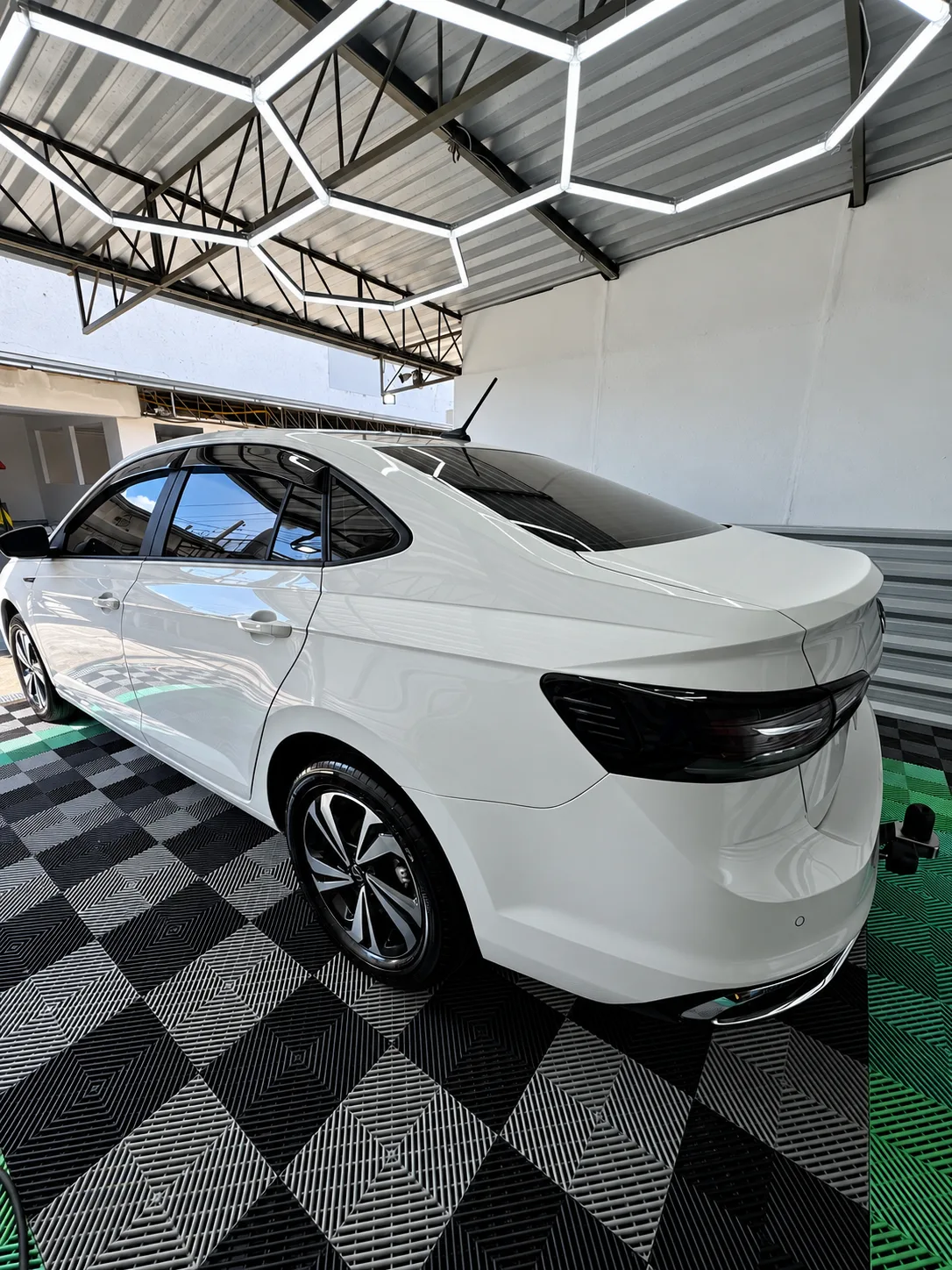 Veículo branco após detalhamento automotivo