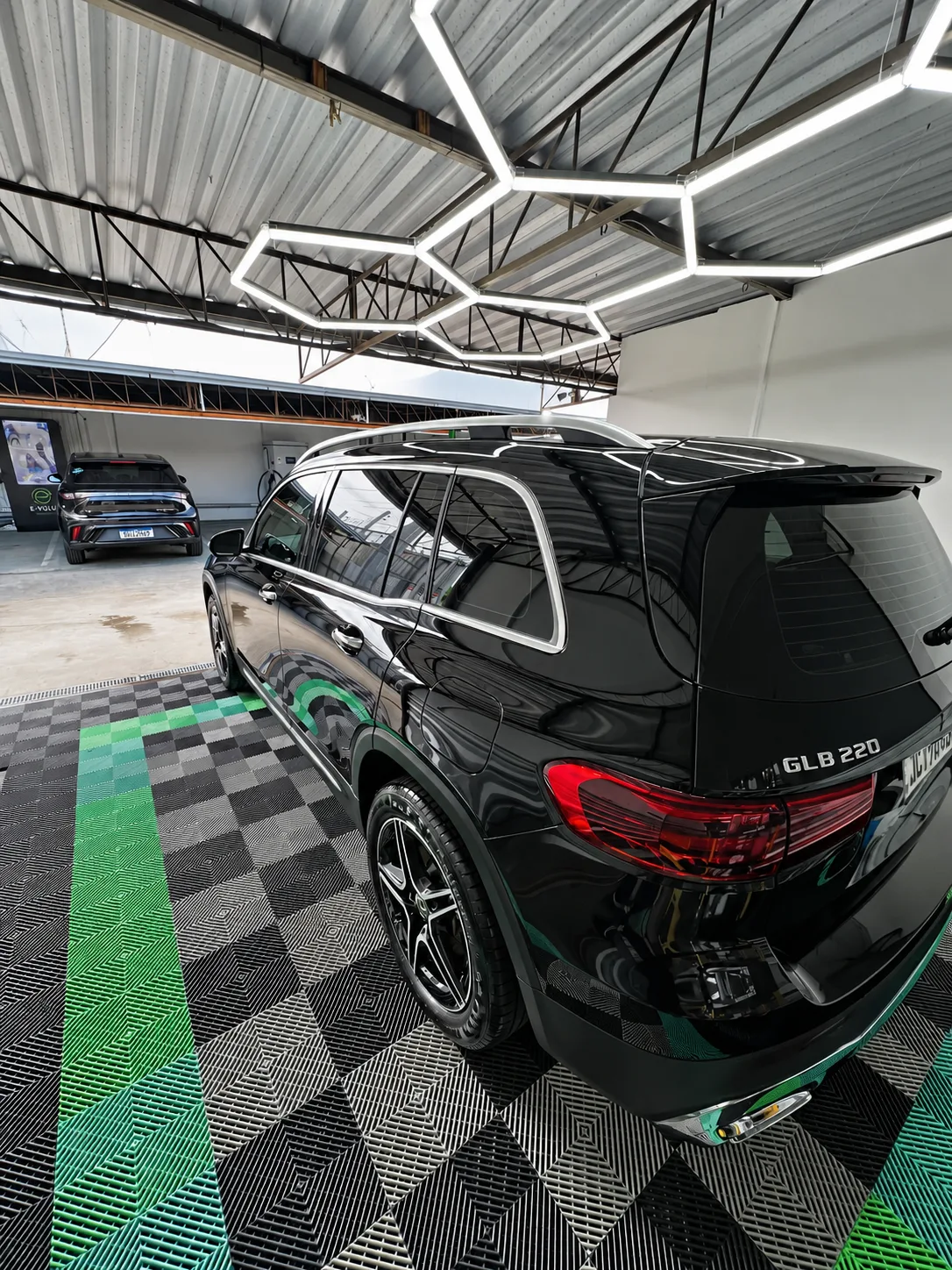 Acabamento traseiro de SUV preto