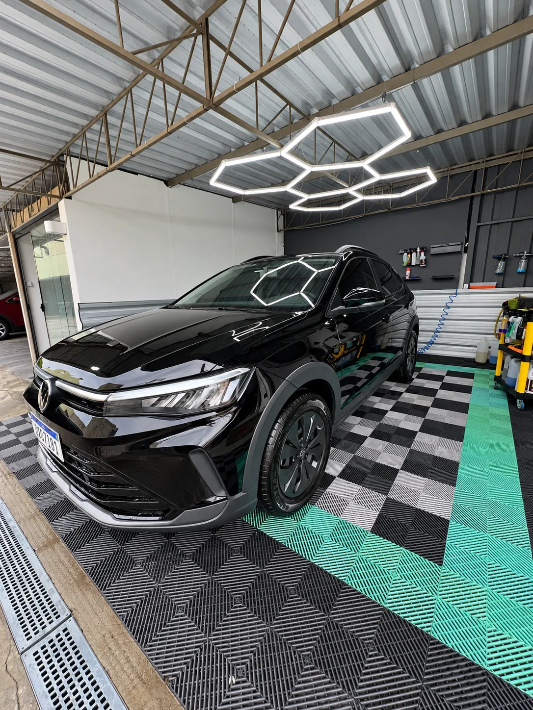Revitalização da pintura de SUV preto